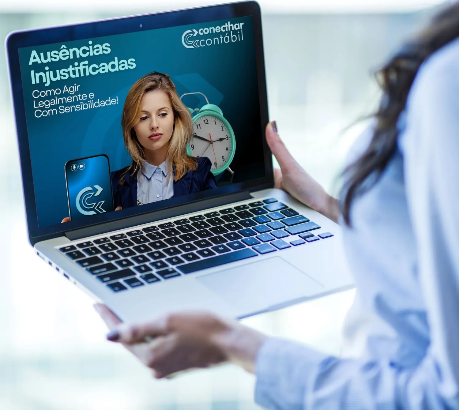 Mulher com laptop na página da conecthar contábil